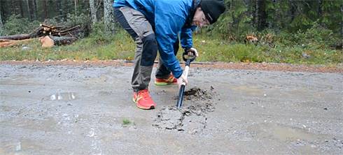 Grusprovtagning på väg. Foto Per Hallgren.